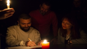 Performans sanatçısı Ata Doğruel 37 gündür zifiri karanlık odada yaşıyor