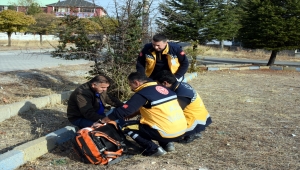 Sağlık çalışanı baba ve oğlu, vakalara birlikte müdahale ediyor