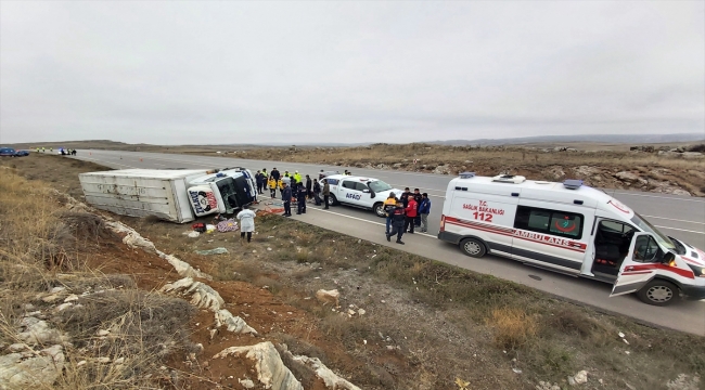 Sivas'ta devrilen kamyondaki bir kişi öldü