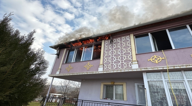 Sivas'ta iki katlı evde çıkan yangın söndürüldü