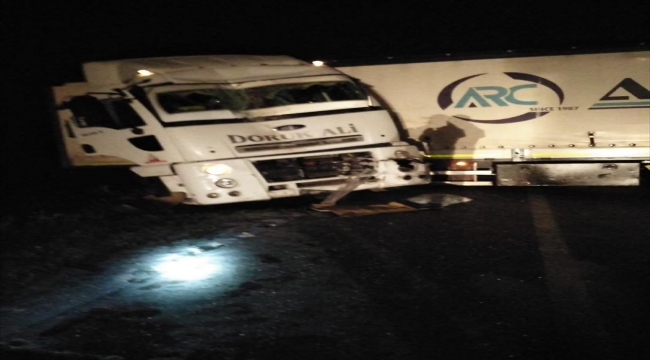Sivas'ta tırların çarpıştığı kazada 3 kişi yaralandı 
