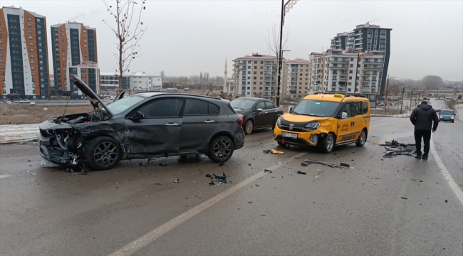 Sivas'ta zincirleme trafik kazasında biri polis 4 kişi yaralandı
