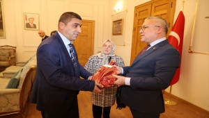 Sivas Valisi Şimşek engelli vatandaşın doğum gününü makamında kutladı 