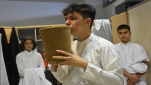 Uluslararası törenlerde yer alan küçük semazenler, semayla Mevlana'yı anıyor