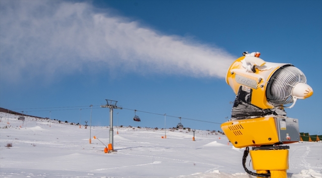 Yıldız Dağı Kayak Merkezi'nde suni karlama çalışmaları devam ediyor 